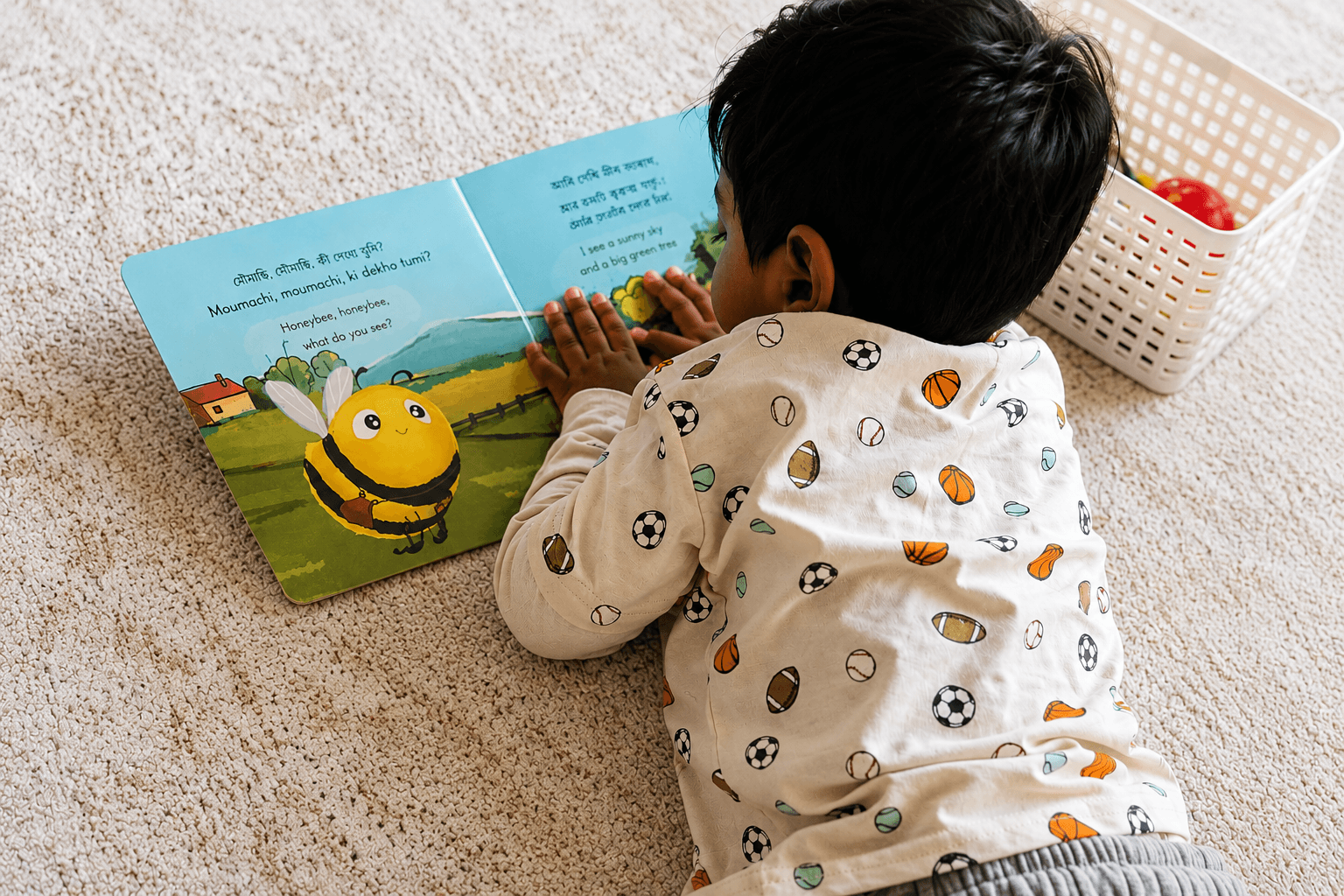Toddler reading Moumachi, Ki Dekho Tumi?